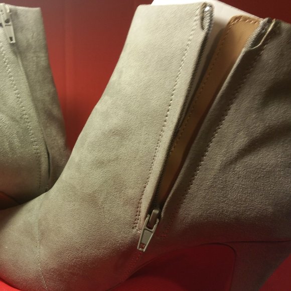 GREY BOOTIE W STUDS SIZE 9 - Picture 5 of 6